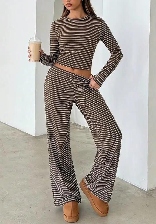 2025 Camiseta de dos piezas para mujer, nueva última moda novedosa, informal, a rayas, de manga larga, pantalones de pierna recta, cubierta interior