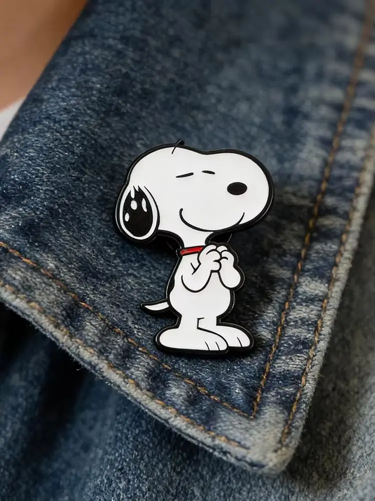 Snoopy Emaille-Anstecknadeln, Niedliche Cartoon-Holzstuhl-Broschen, Sammelbare Hunde-Charakter-Pins für Rucksäcke, Jacken und Kleidung