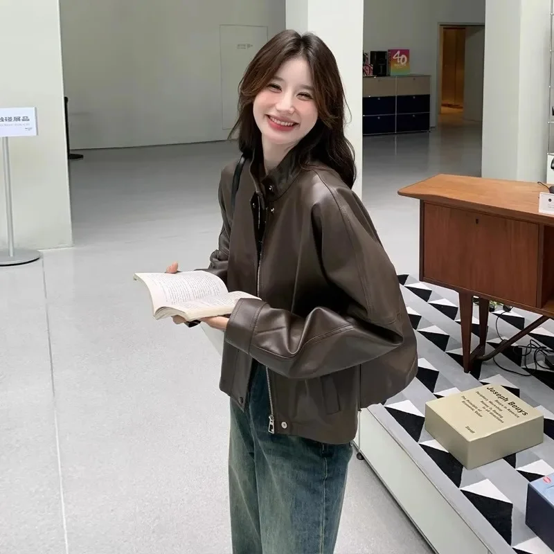 Mała skórzana kurtka damska w kolorze kawy na wiosnę i jesień 2025, nowa, wysokiej klasy, uliczna mała kurtka motocyklowa