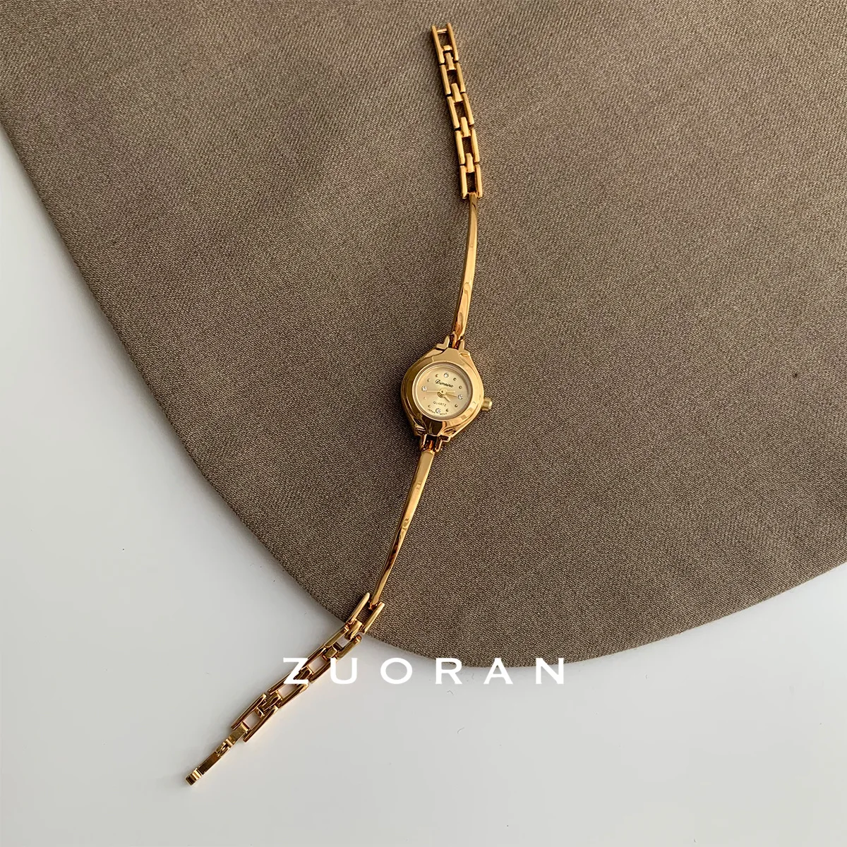 Retro mini gold watch design, sophisticated and stylish women's bracelet watch, exquisite women's wristwatch, women's gift.