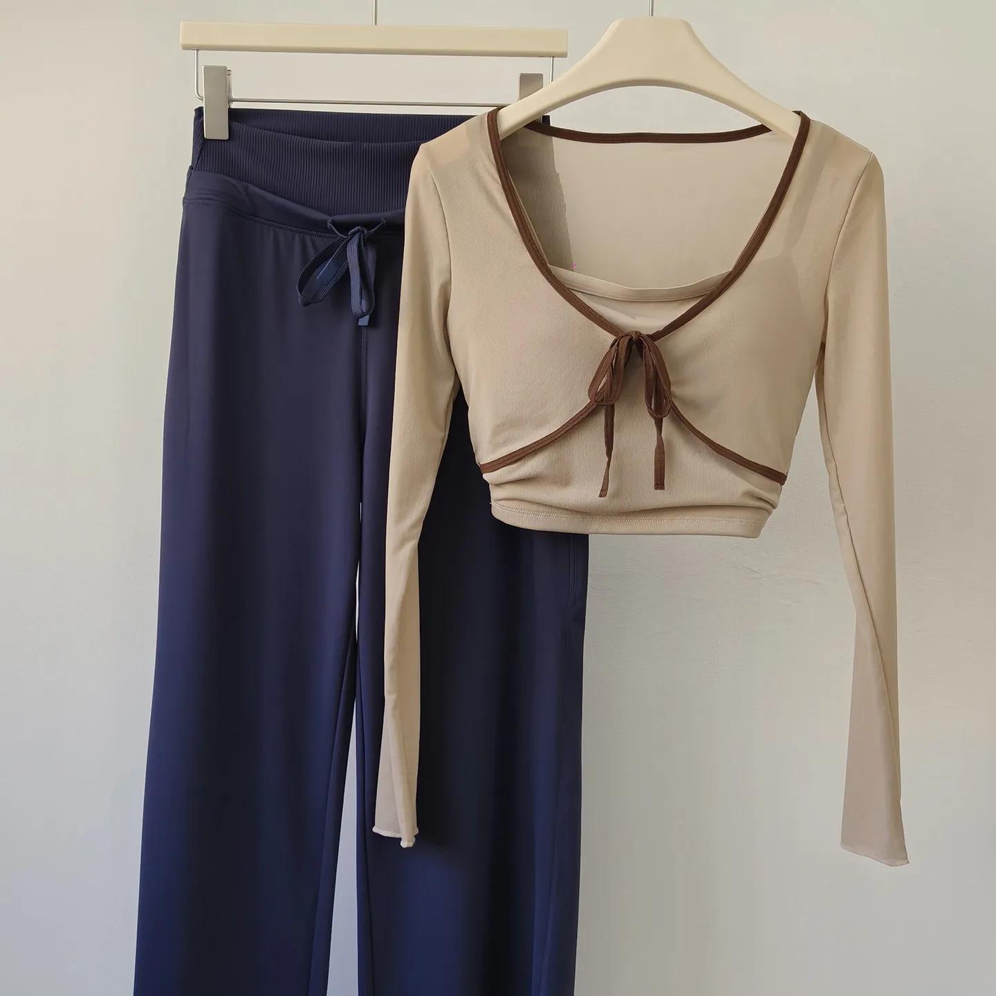 Damen-Yoga-Set mit Brustpolster, Mesh, Kontrastfarben, Fake-Zweiteiler, Langarm, hoher Bund, schmale, weite Leggings und Hose – Detail 13