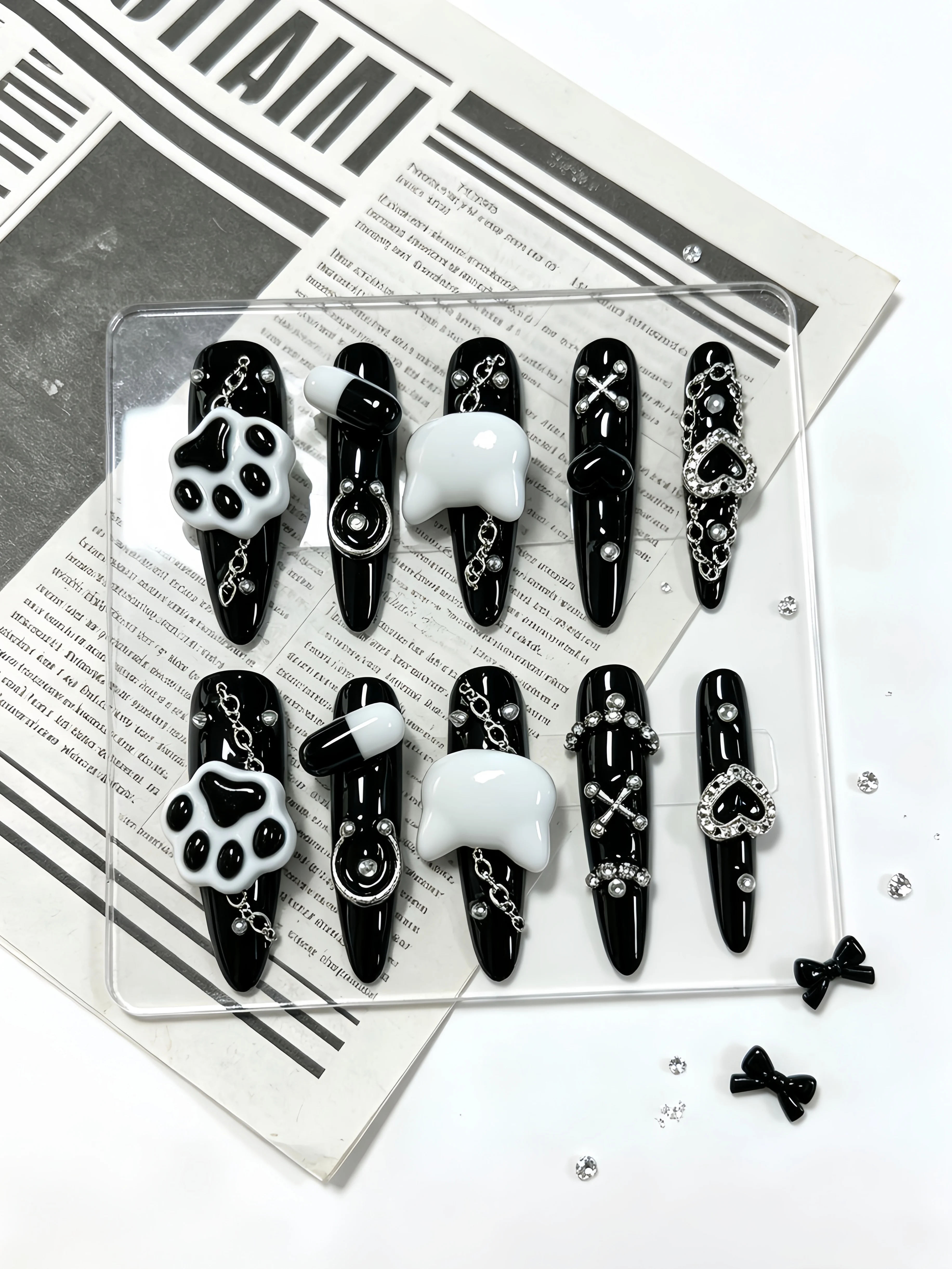 10-Piece Set, Extra-Long Teardrop-Shaped Press-On Nails, Pure Black Cat-Eye Nail Art, Black and White Cat Paw Silver Chain Rhinestone Minimalist Gothic Nail Stickers, Cute Punk Style Fake Nails, Halloween Themed, Exaggerated Long Fake Nails, Korean Ins Style Y2K