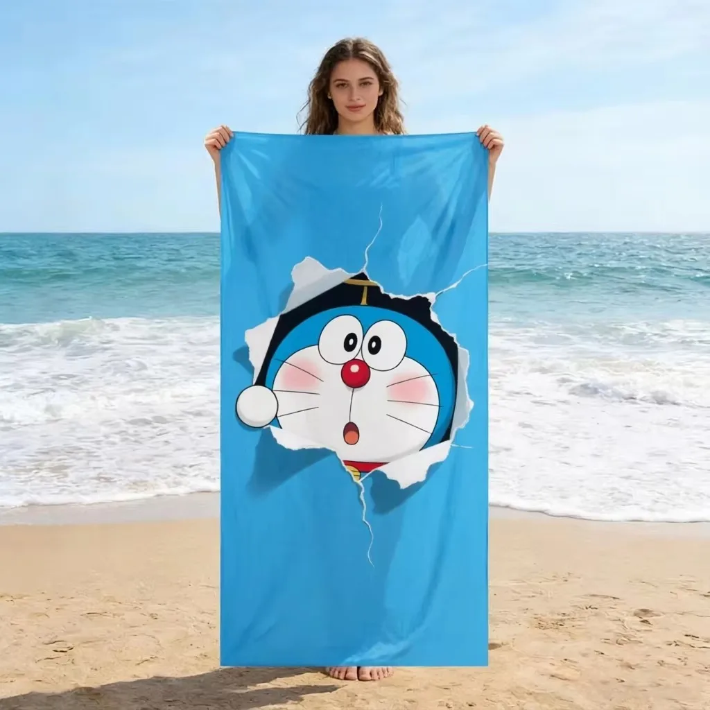 Serviette de plage Doraemon en microfibre à séchage rapide, motif chat robot, sans sable, pour enfants et fans d'anime, fond bleu uni avec impression de Doraemon observant.