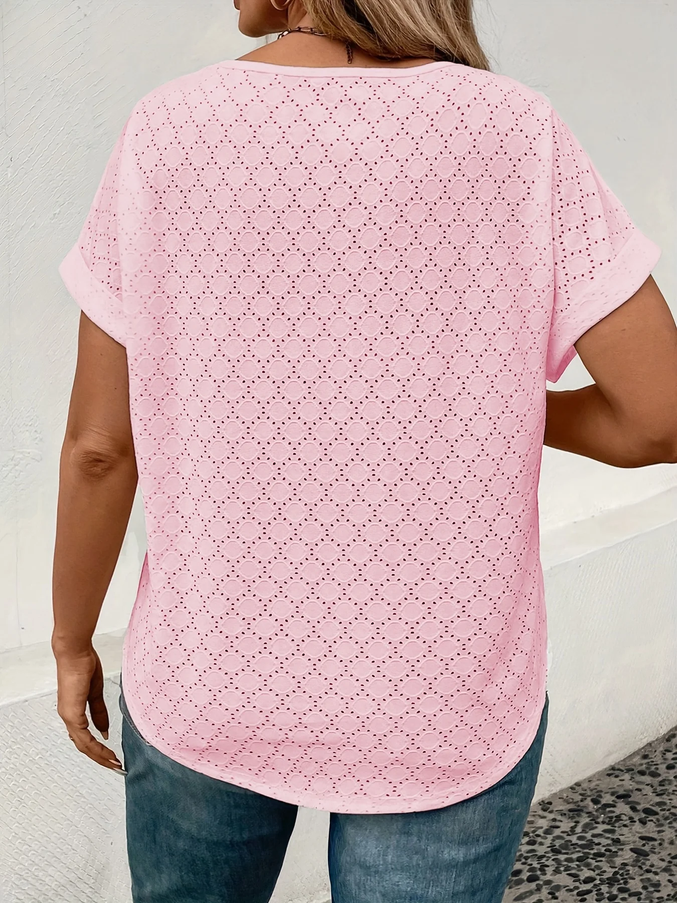 Übergröße Damen-Bluse mit V-Ausschnitt und Ösenmuster, Kurzarm, Elegantes Casual-Oberteil, Atmungsaktiv und Komfortabel – Detail 5