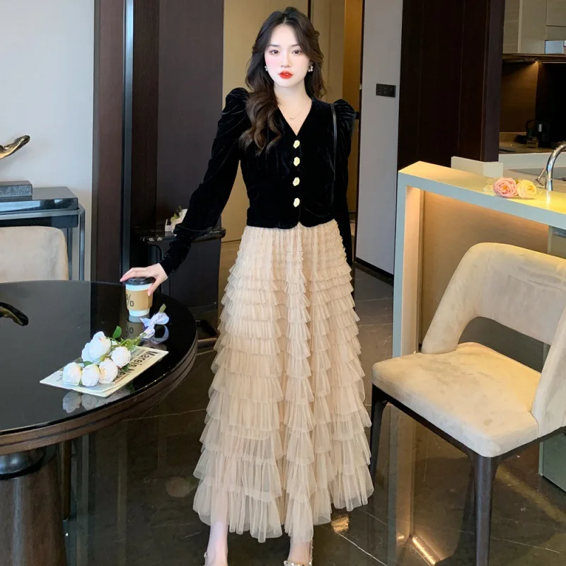 

Fall 2023 New Popular French V-Neck Gold Button Velvet Top Women Caramel Thousand-Layer Dream Love Skirt Skirt Skirt Skirt