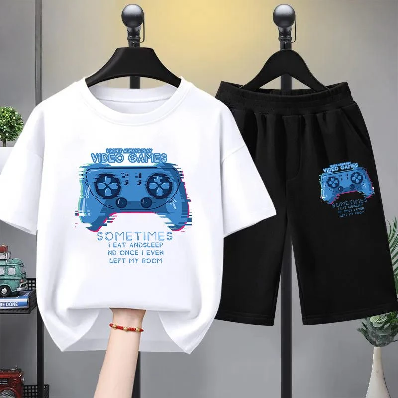 Conjunto esportivo infantil de verão com camiseta e shorts com estampa de controle de videogame, casual e confortável.
