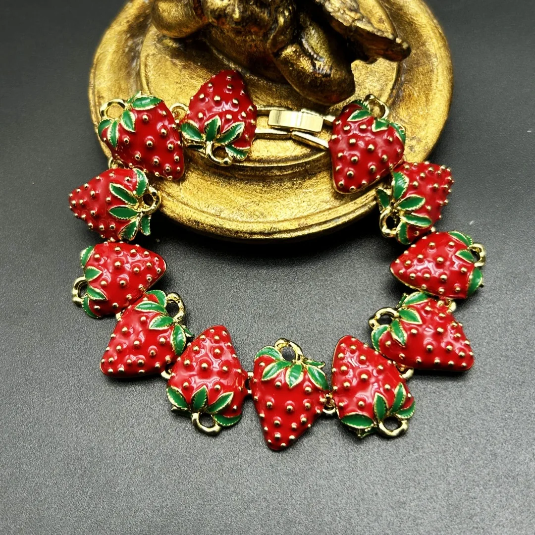 Medieval Vintage Sweet Enamel Colored Strawberry Bracelet Fruit Bracelet Bayonet Simple Small Fresh