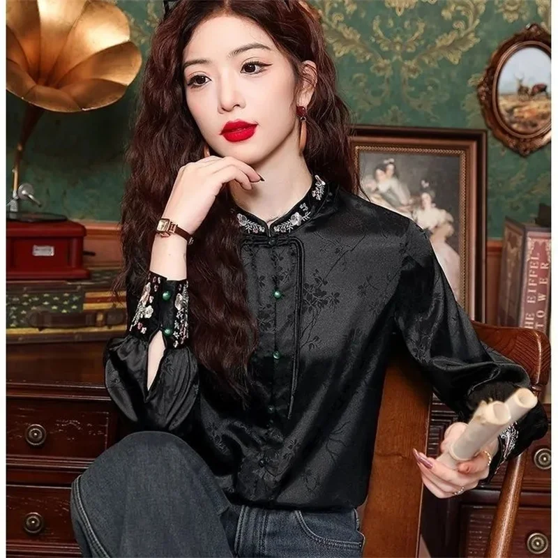 الرجعية المرأة موضة الجاكار مشبك قميص الربيع الصيف سيدة الوقوف طوق التطريز البلوزات 2025 الإناث طويلة الأكمام بلوزة