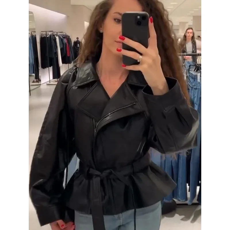 Casaco trench curto de couro preto casual e moderno, roupas novas e na moda.