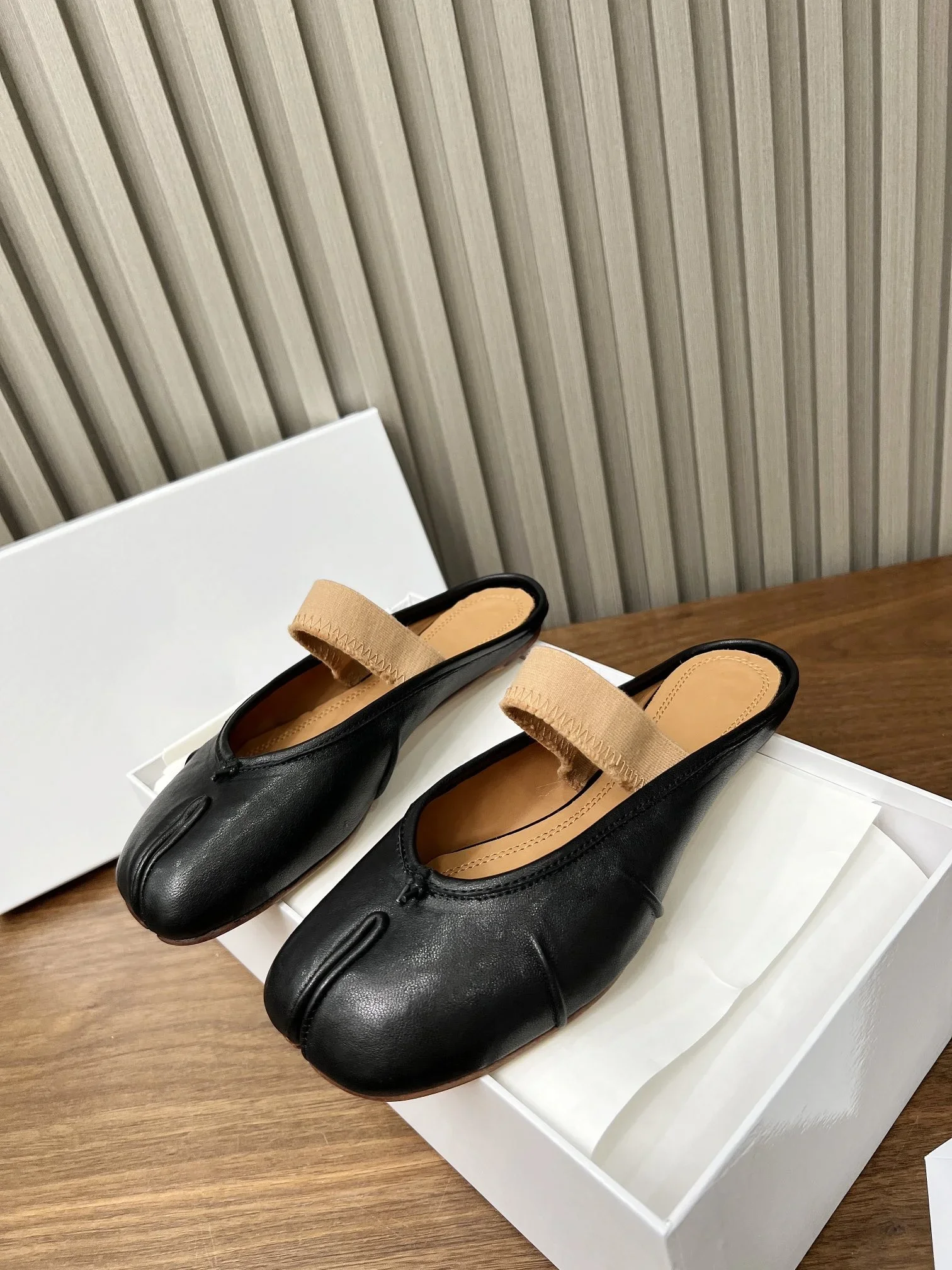 Genuine leather flat bottomed horseshoe shoes, soft sole single shoe, shallow mouth split toe ballet shoes