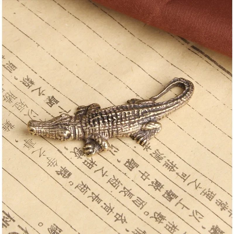 Retro pure brass crocodile keychain pendant with copper carving tea pet decoration antique collection small bronze ware