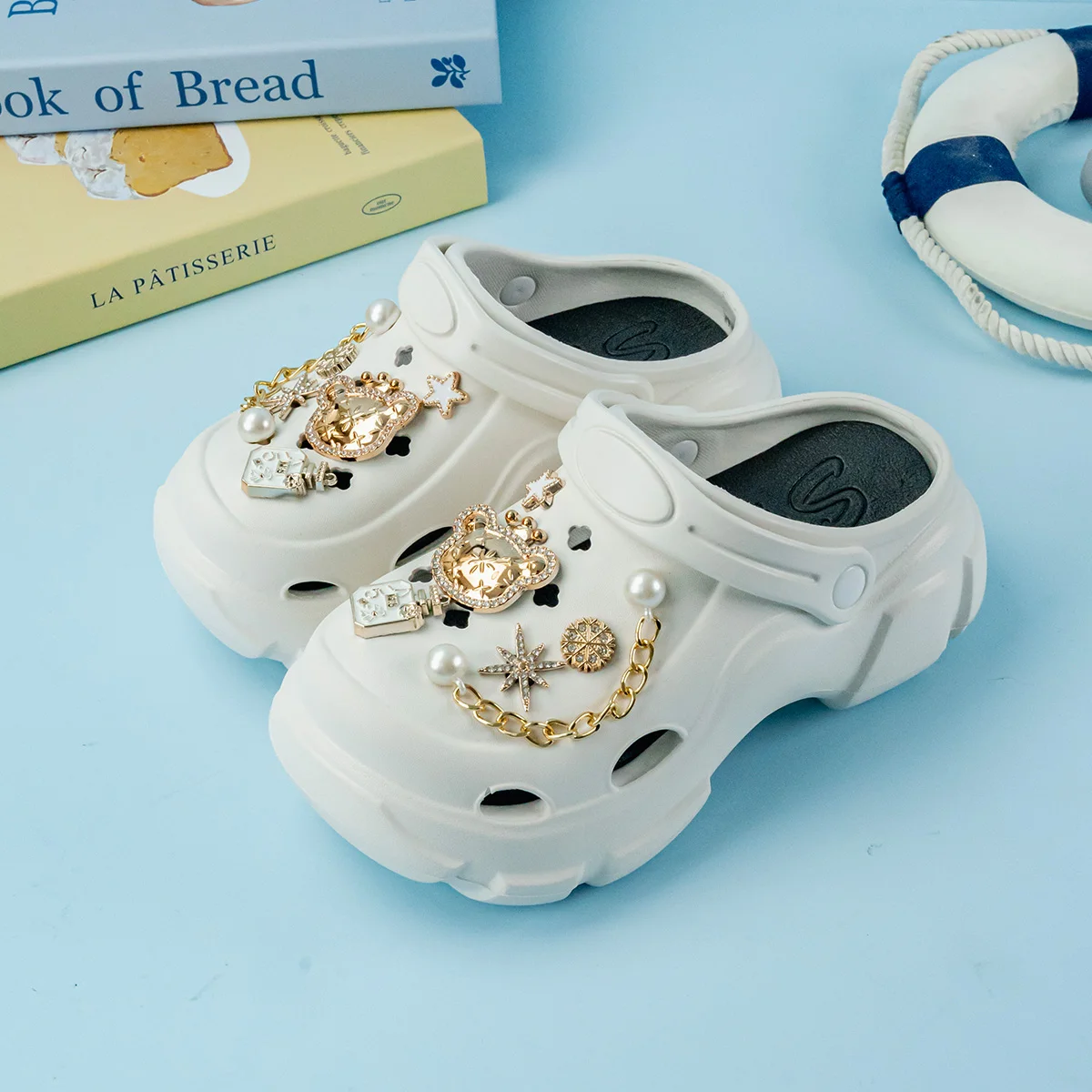 

New Cartoon Crown Bear Fashion Easiest for Match Croc Shoes Soft Sole Anti-Slip Baotou Sandals Boys and Girls Parent-Child Slippers 606