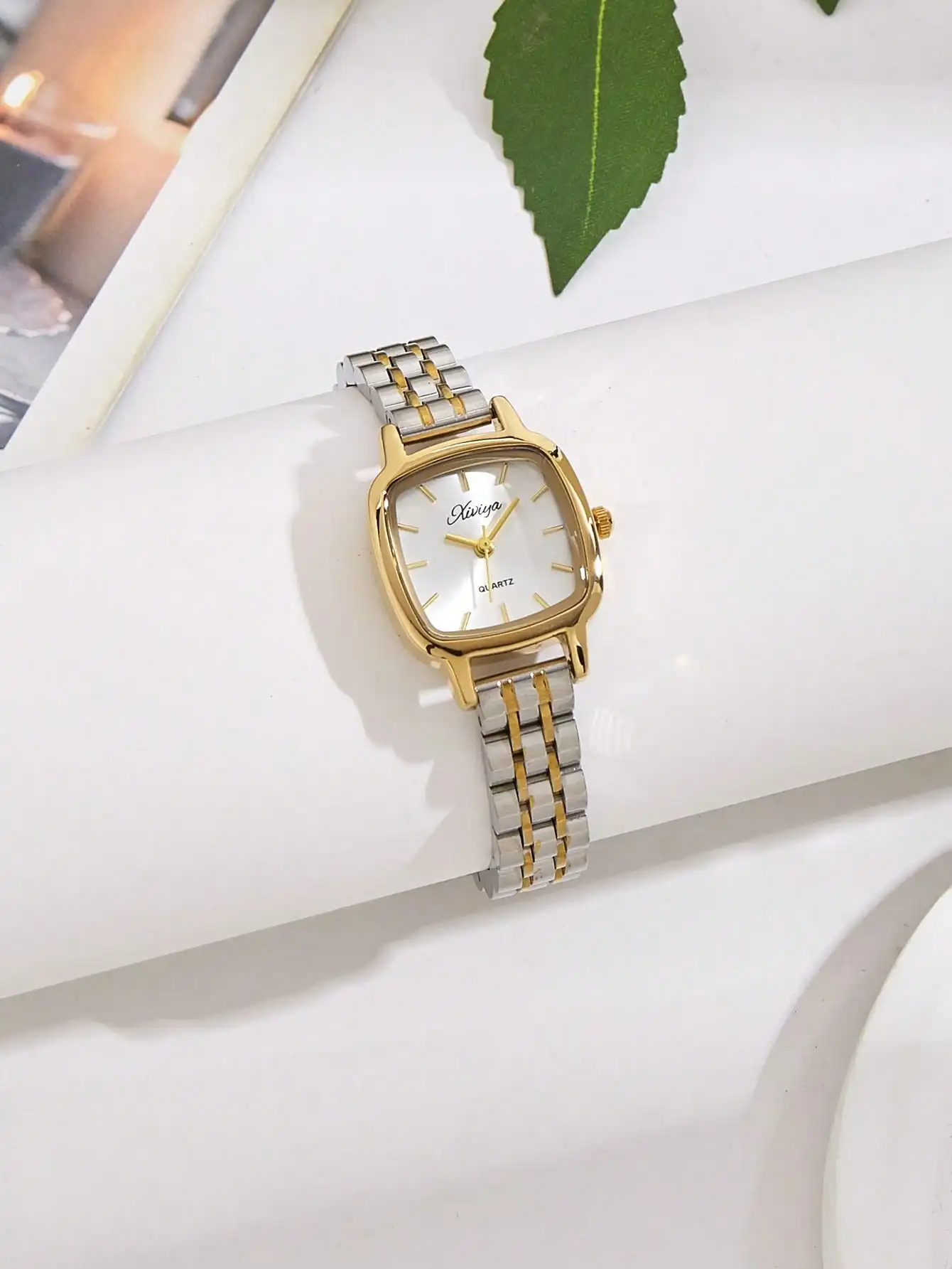 

Элегантные кварцевые часы с квадратным циферблатом и двухцветным стальным ремешком, отделка золотого и серебряного цвета