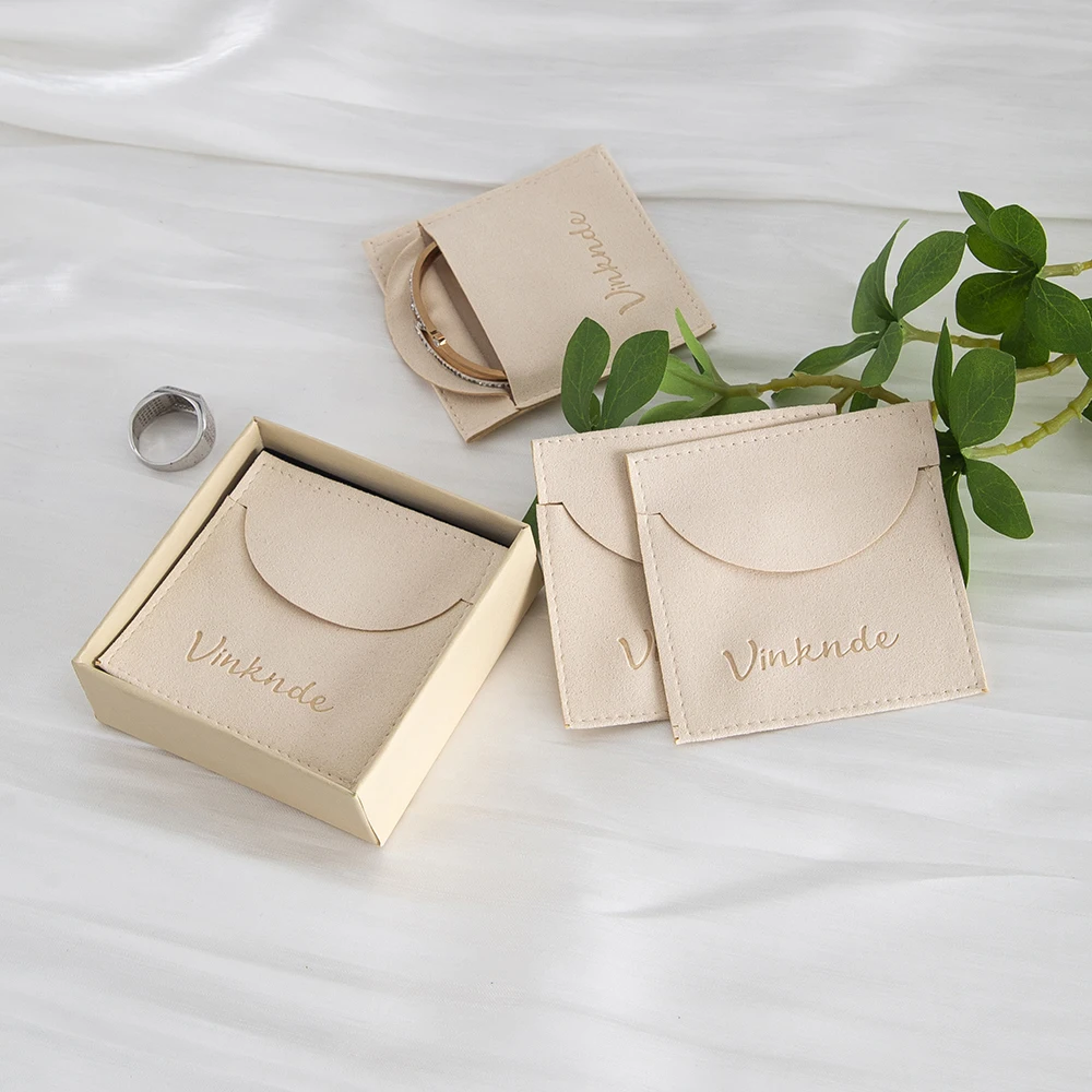 

50pcs 7x7cm Custom Logo Cream Microfiber Velvet Jewelry Bag Wedding Favors Gift Bulk Candy Organizer Pouch Earrings Package Bags