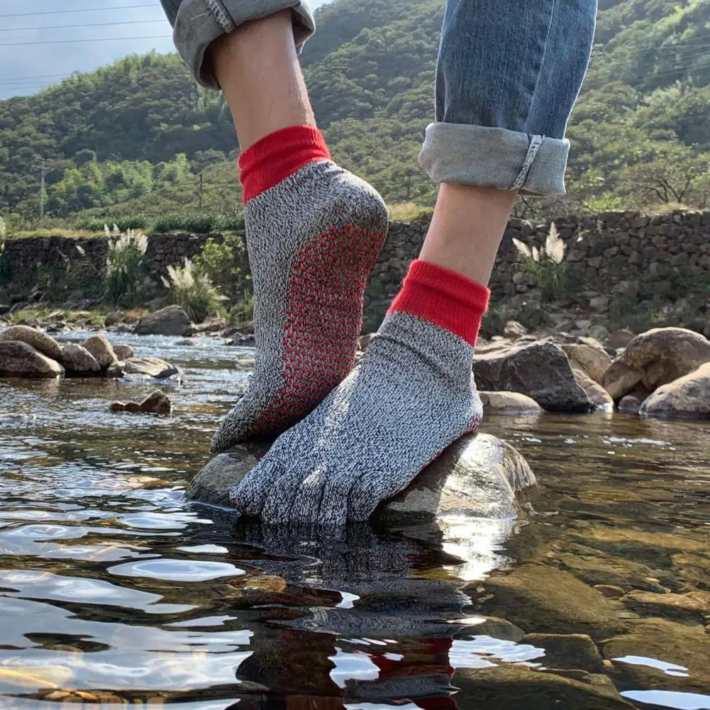 Barefoot Socks Barefoot Grounding Socks for Outdoor Activities Cut-resistant Five Toes Socks with Non-slip Gripper for Men