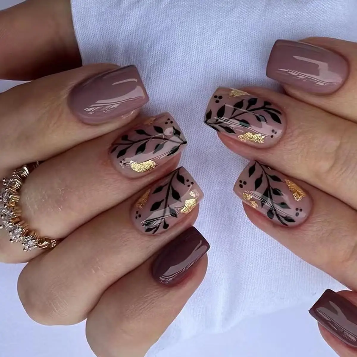 

Brown Press on Nails Short Square Fake Nail Fall Nails Press ons with Gold Foil Leaf Design Reusable Artificial Nails 24Pcs