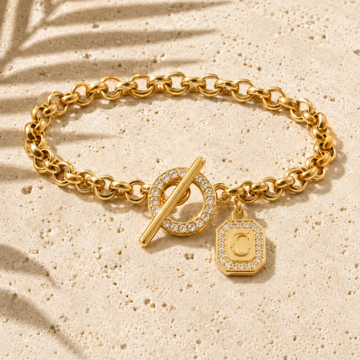 Vergoldete Personalisierte Initialen-Charm-Armbänder für Damen und Herren mit Kubischem Zirkonia und Knebelverschluss - Schmuckgeschenk für den Alltag – Detail 6