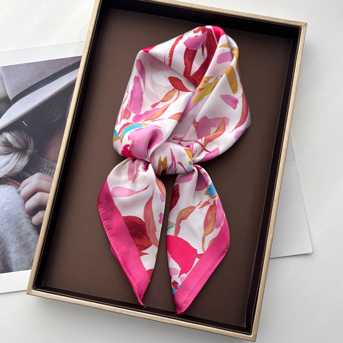 Design-Print Seidenimitat-Schal für Damen, quadratische Haarbänder, Foulard, weibliches Bandana, Halstuch, Stirnbänder, Neu 2026 – Detail 2