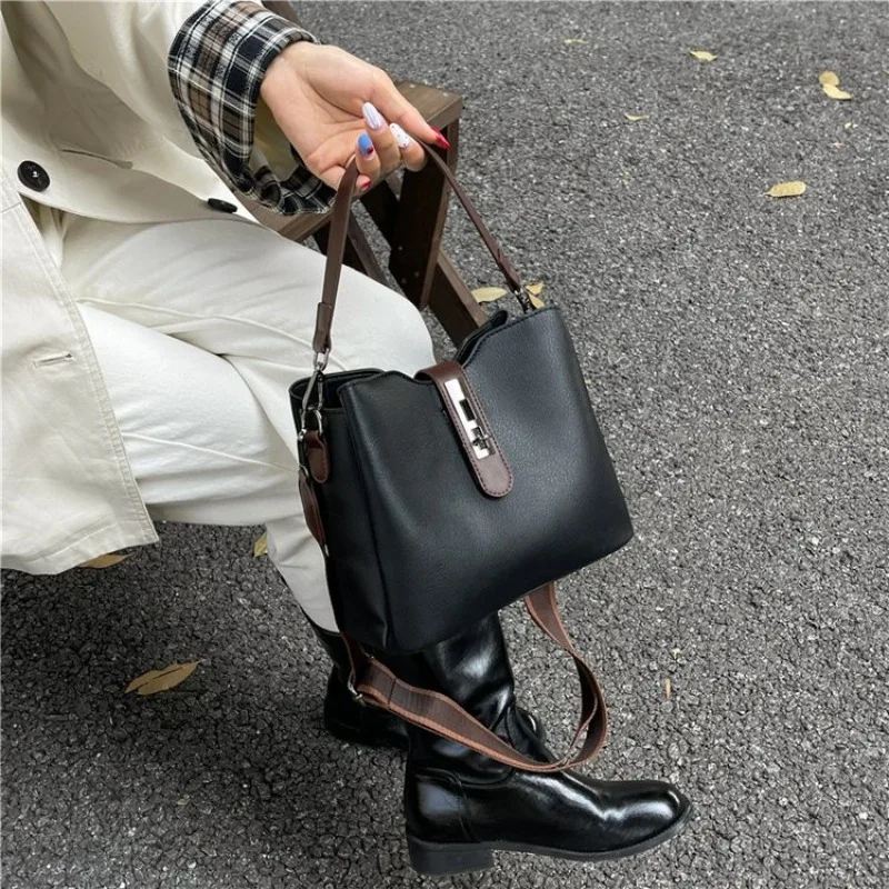 

Парижские дизайнерские сумки для подгузников в стиле шик для женщин: минималистичная элегантная сумка-тоут, вместительная стильная кожаная сумка через плечо