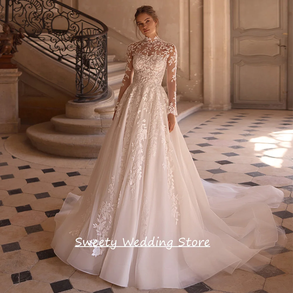 Luxuriöses arabisches Spitzenhochzeitskleid, maßgeschneidertes Brautkleid mit Stehkragen und langen Ärmeln, Applikation, Hofschleppe, Illusionsknöpfen am Rücken