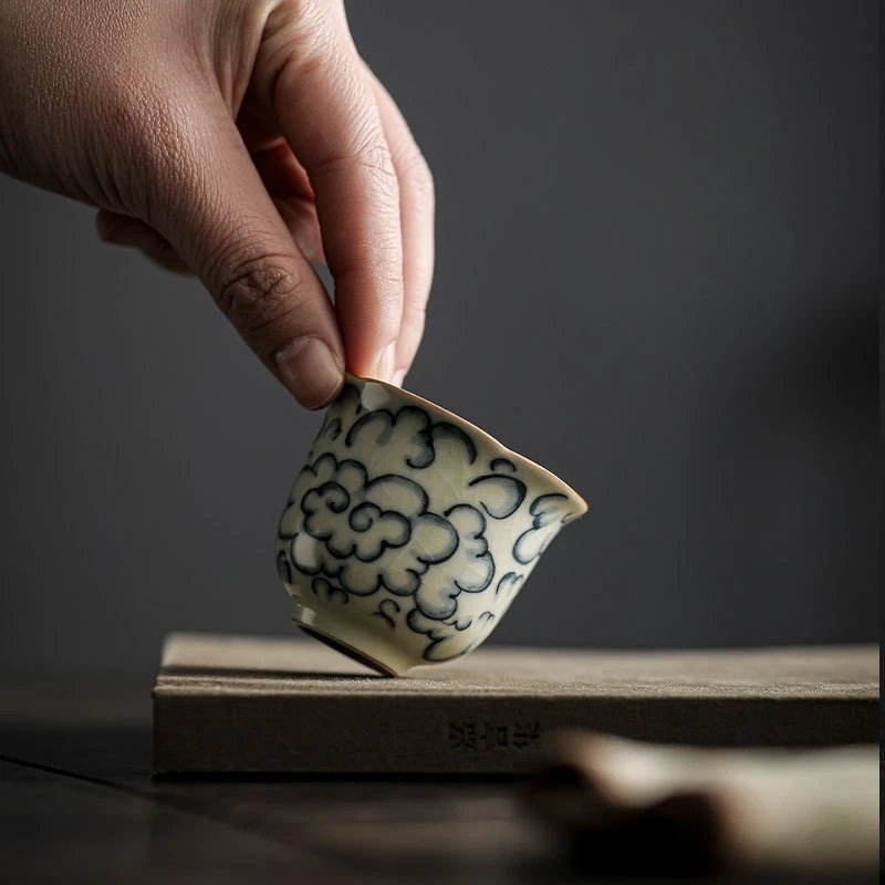 

Retro Chinese Ru Kiln Xiangyun Flower-mouthed Cup Antique Personal Household Tea Tasting Cup, Ceramic Small Tea Cup, Single Cup