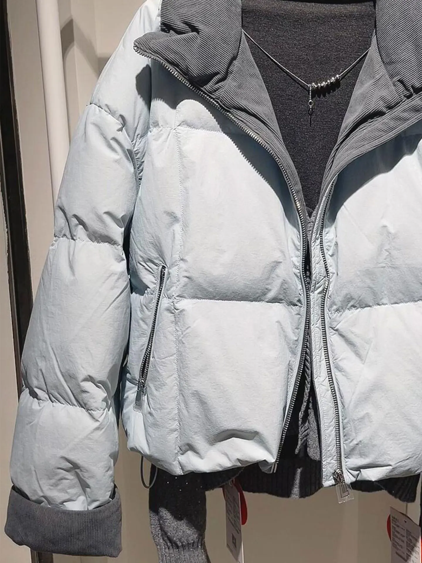 Modny płaszcz zimowy damski typu puchowy, ciepły, z wysokim stanem, długi, o długości do łydki, wypełniony włóknem poliestrowym.