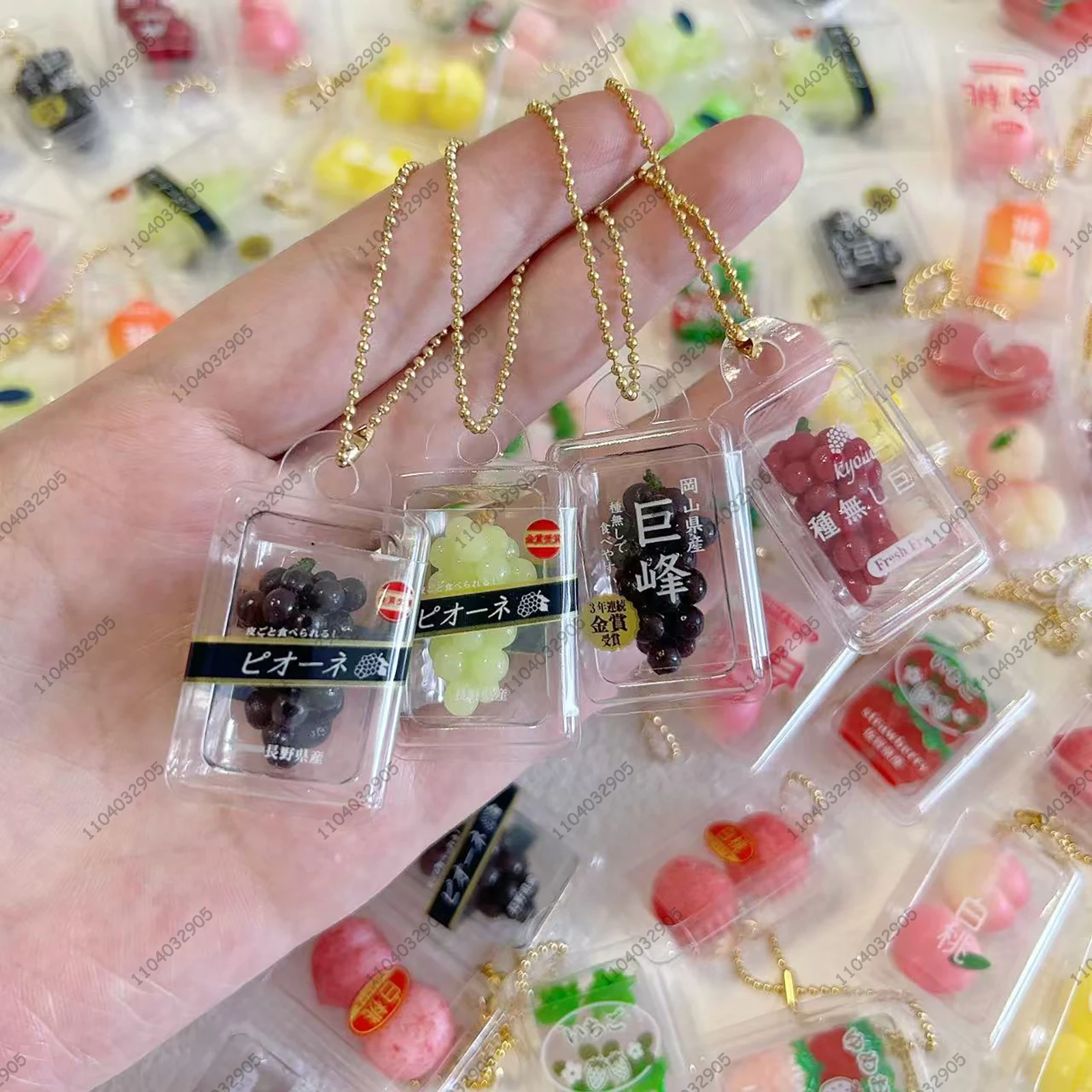 Giocattolo in capsula di frutta in miniatura giapponese Squishy in scatola fragola pesca uva Gashapon portachiavi simulazione cibo per alleviare lo stress