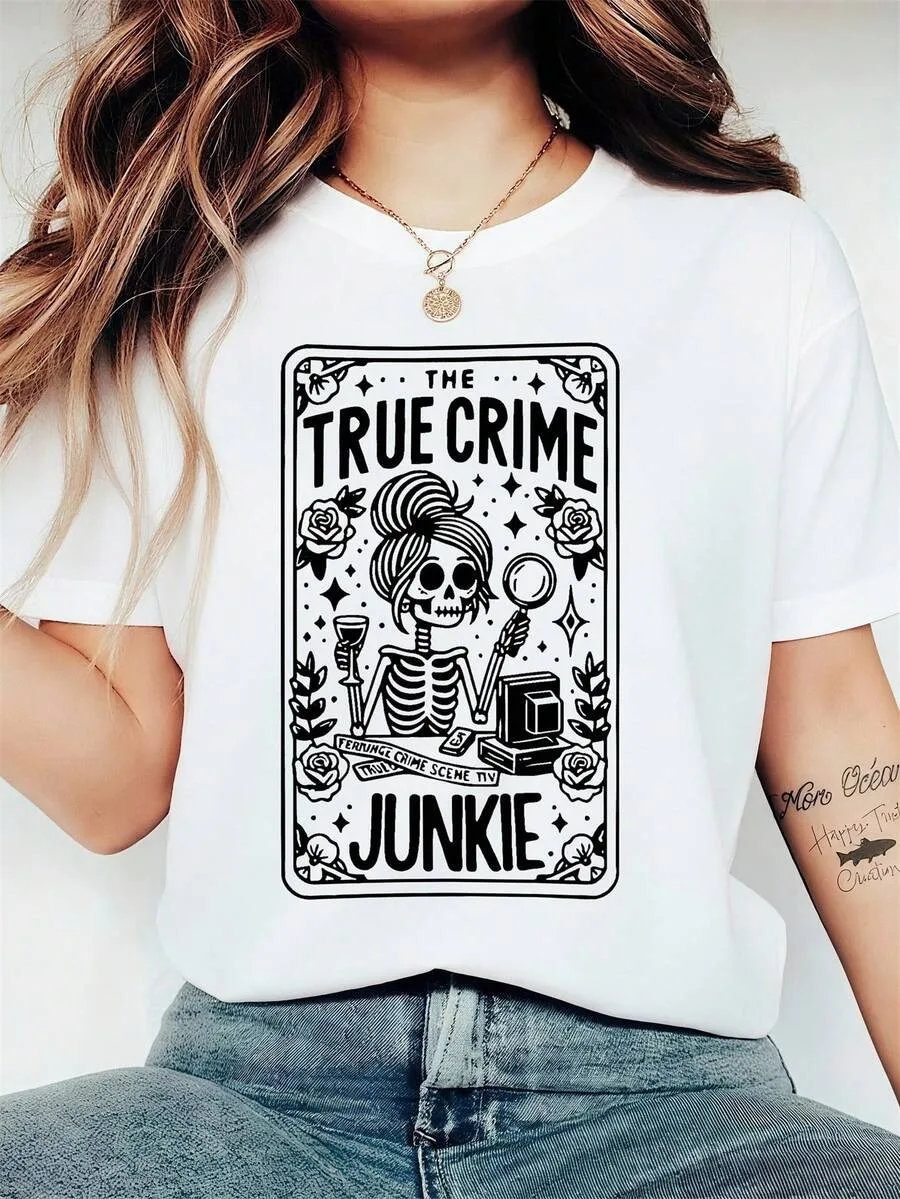 

Плюс - Темная футболка с рисунком карты Таро «True Crime Junkie», с коротким рукавом