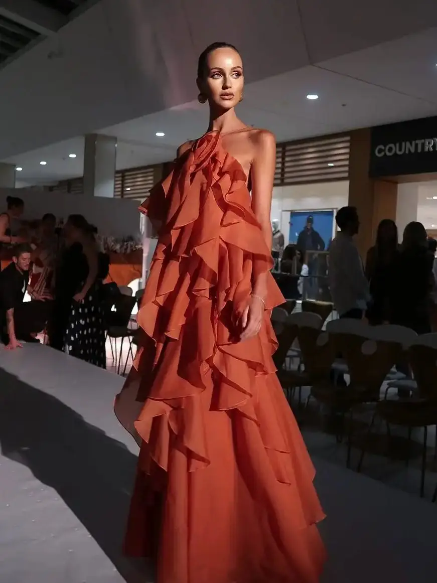 Ofherown Elegante A-Line Chiffon A strati Ruffles Abiti da sera Cinghia per spaghetti Abiti da ballo Backless Robe De Soiree Personalizzato