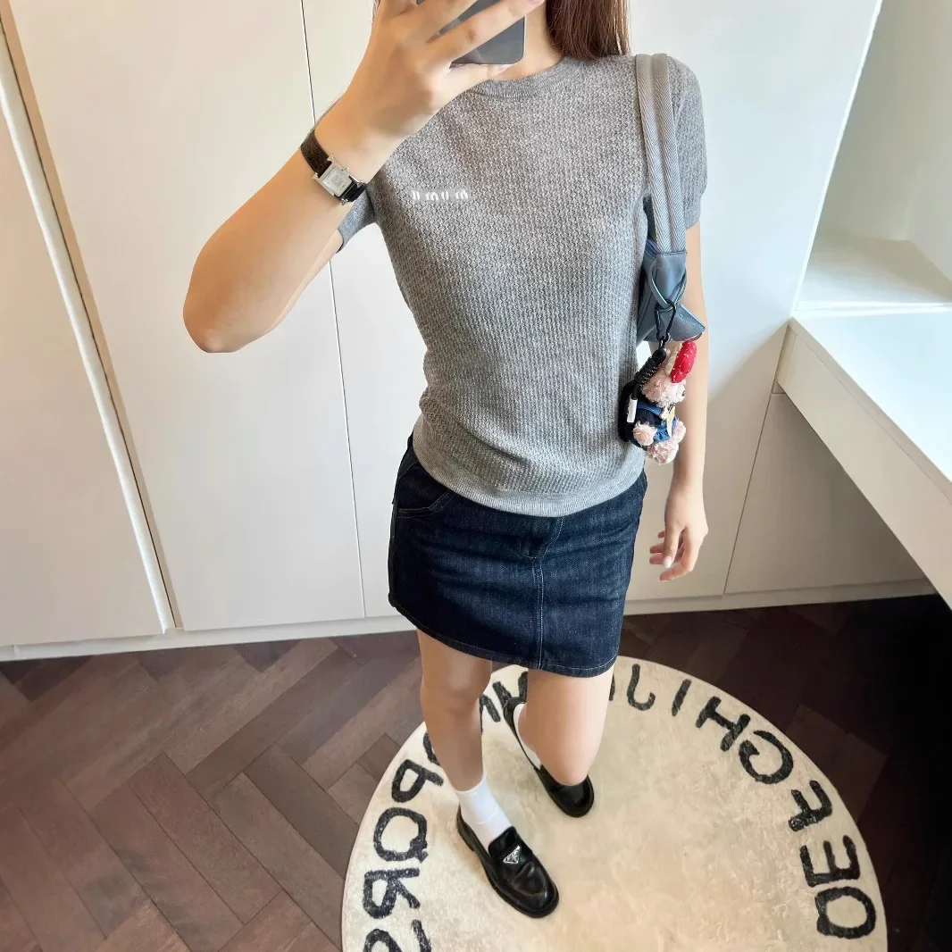 سترة محبوكة خفيفة الوزن من سلسلة Miu من الكشمير بأكمام قصيرة ورقبة دائرية مفرغة وطبقة أساسية للنساء برقبة دائرية #1