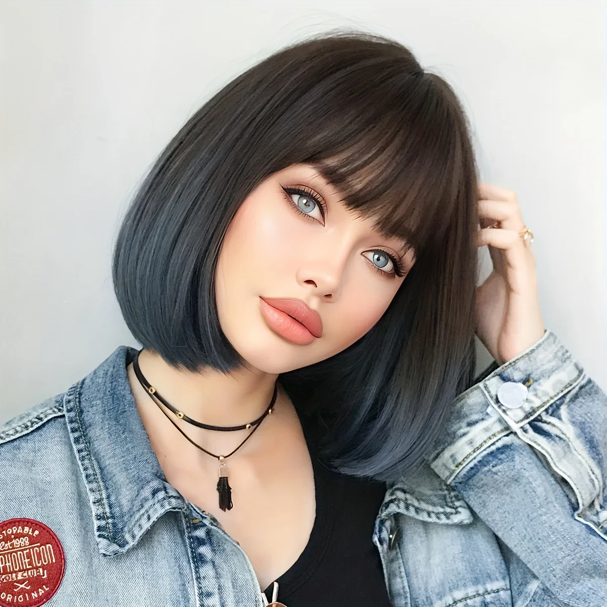 

Женский парик в стиле «Бобби» - градиентный, с темными корнями, высокоплотный, пушистый, из синтетического волокна