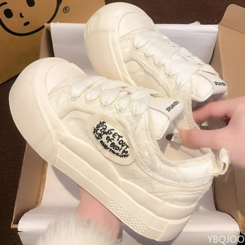 أحذية قماشية عصرية متعددة الاستخدامات للنساء ربيعية جديدة ذات نعل سميك ومقدمة مستديرة أحذية مريحة غير رسمية للنساء أحذية مسطحة بسيطة