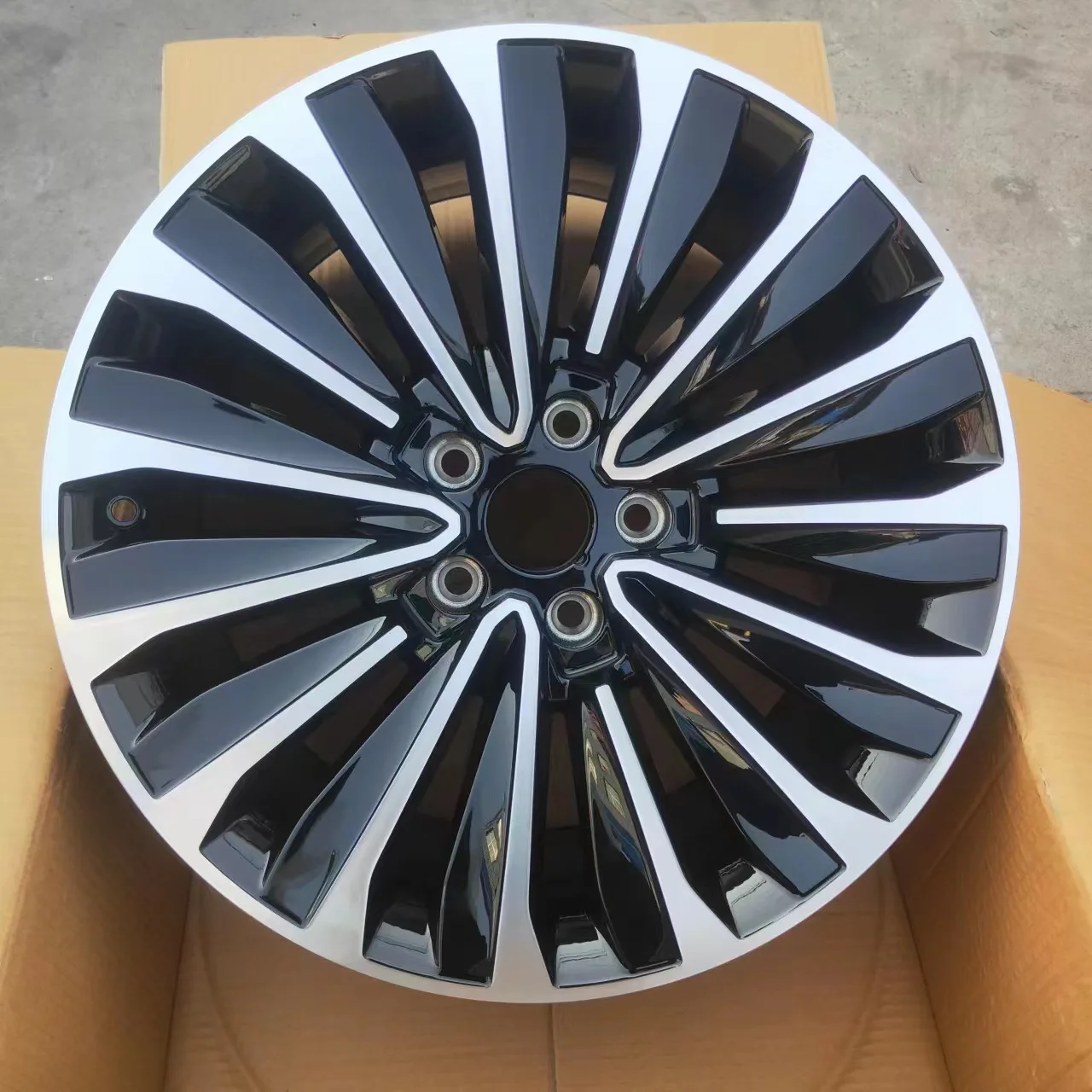 

Подходит для 18-дюймовых автомобильных колес из алюминиевого сплава. Подходит для Passat Maiteng Suiteng Haorui Mingrui модифицированного алюминиевого сплава.