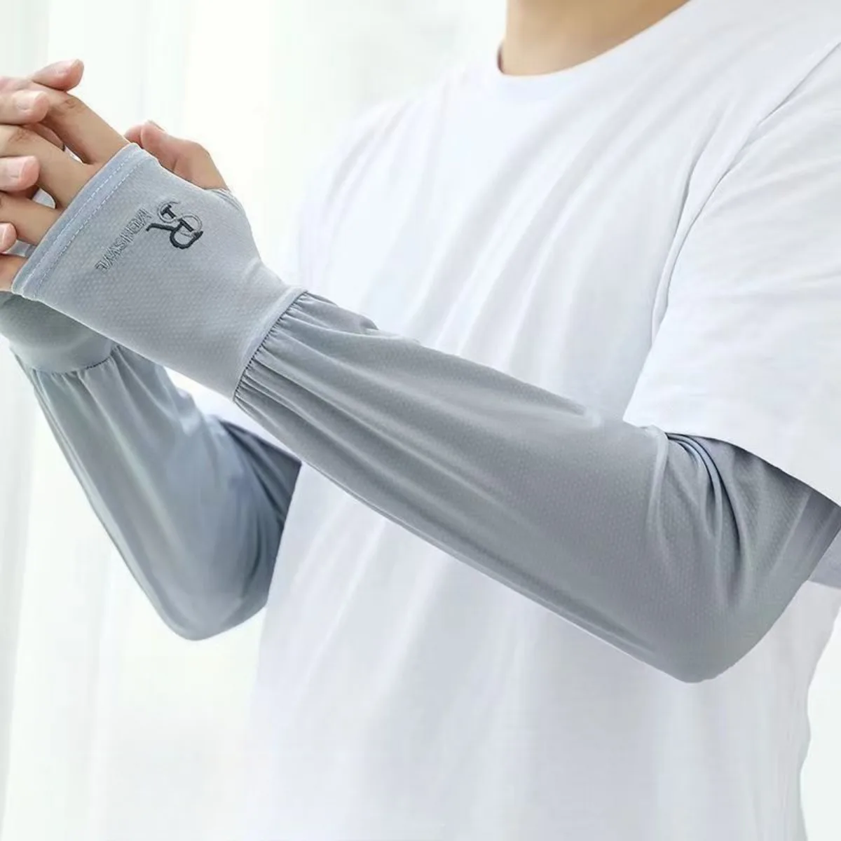 

1 Pair Mens Ice Arm Sleeves Sunscreen Elastic Driving Gloves Outdoor UV Protection Arm Cover Sleeves Lightweight Cool Muff