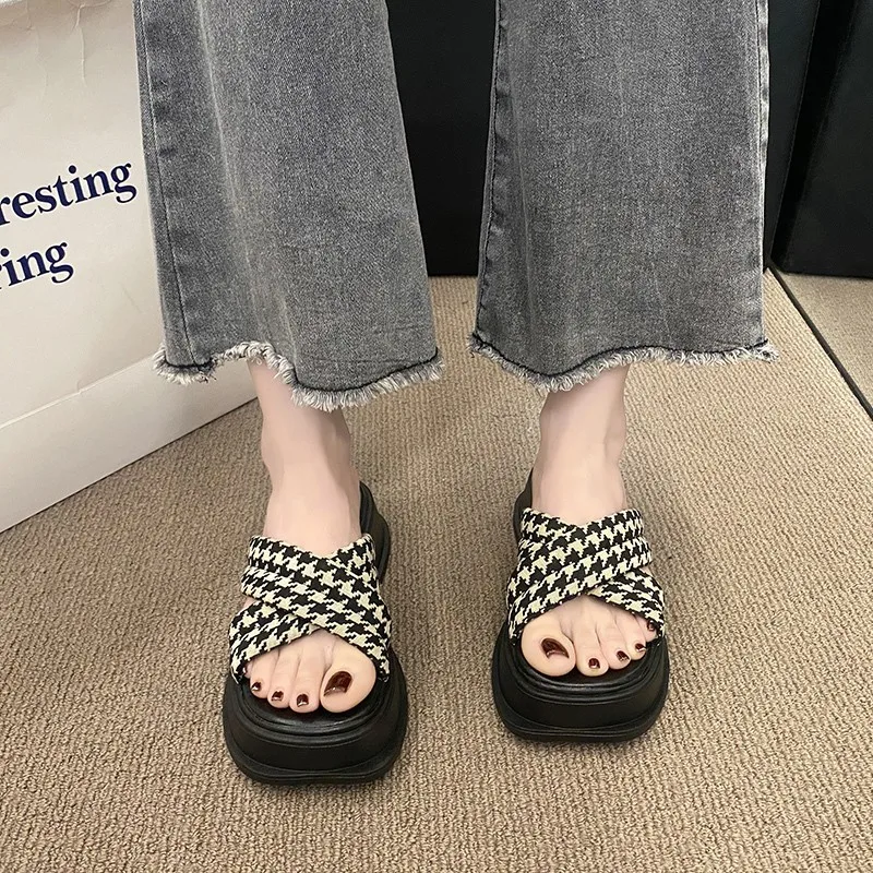 Slippers Women's Summer Wear 2023 New Casual Platform Sandals Women Square Head Fashion Outside Wearing A Word Beach Shoes Women