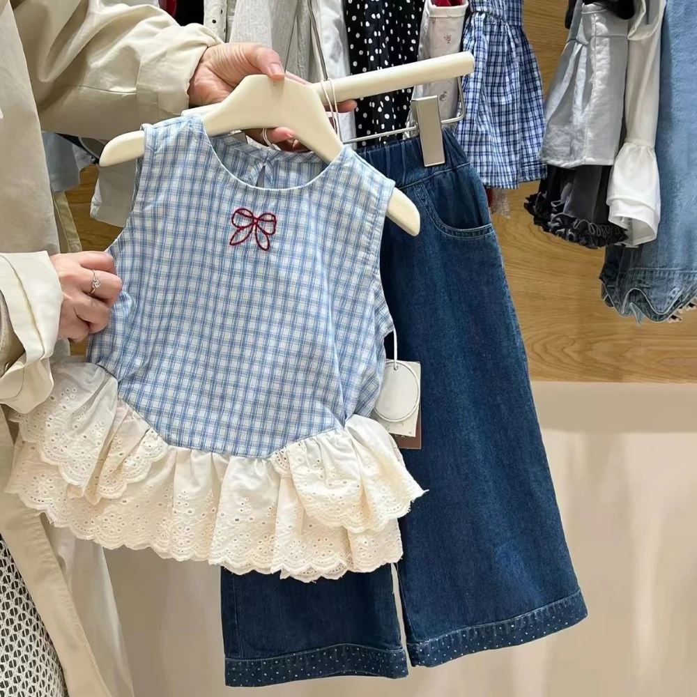

Новый летний комплект для девочек 3-7 лет: модный топ без рукавов с круглым вырезом, бантом и клетчатым кружевом в корейском стиле + джинсы с широкими штанинами