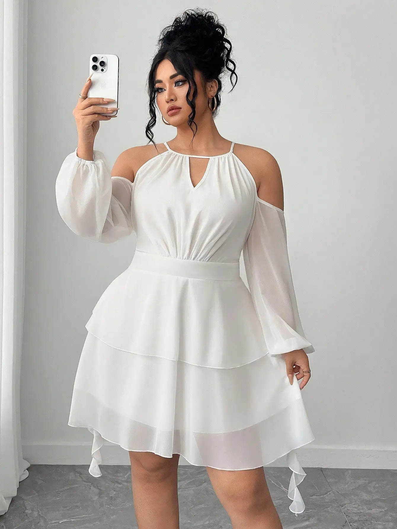 

Женское платье с открытыми плечами, белое, с рукавами-фонариками и многоярусной юбкой