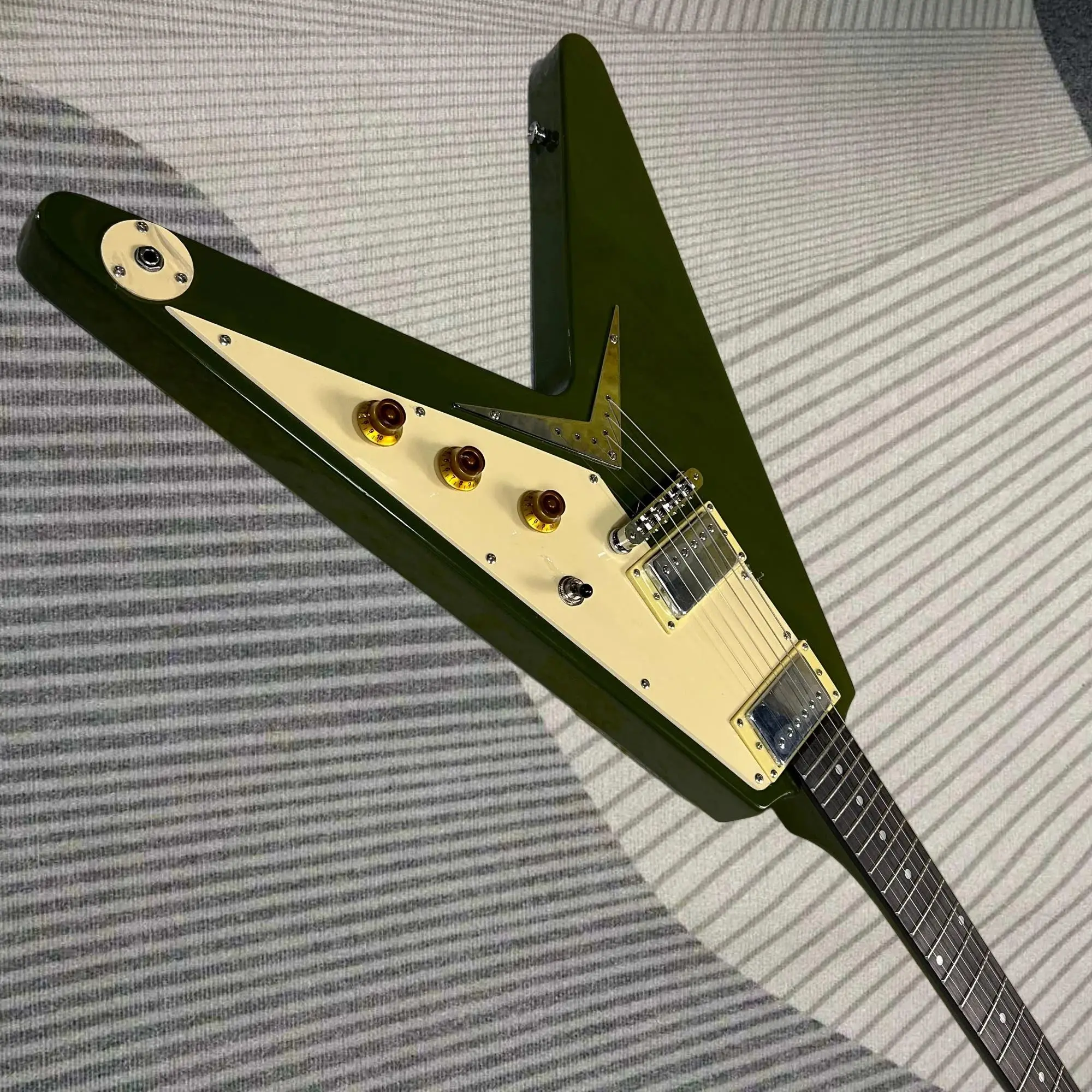 Army Green E-Gitarren V-Modell mit Chrom-Hardware