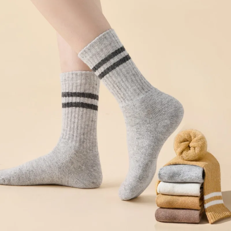 Winter Warme Frauen Socken Verdicken Thermische Socken Wolle Kaschmir Schwarz Weiß Streifen Schnee Socke Samt Unisex Boden Schlaf Socken Strumpfwaren