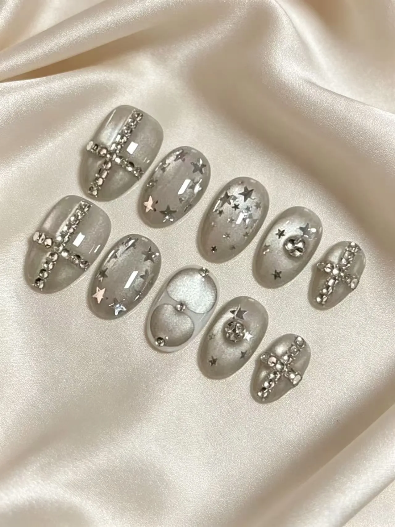 10 Stück Vollstrass-Kreuz-, Silberstern- und Herz-Stahlperlen für mittelkurze, quadratische und runde Nägel, Y2K Cool-Toned handgefertigte Nagelkunst
