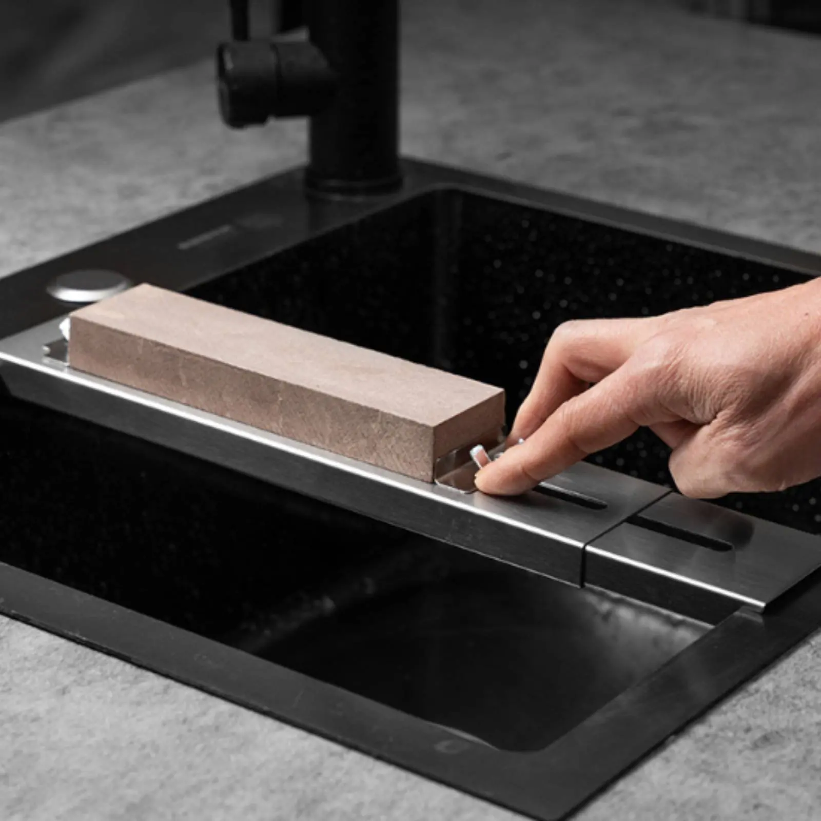 

Adjustable Sharpening Stone Holder Rust-Resistant Stainless Steel Sharpening Stone Bridge Blade Honing Tool Sink Rack Easy To