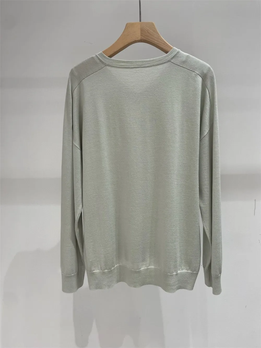 25 春夏の新 V ネック長袖ニットビーズチェーンファッション多用途トップ女性のための