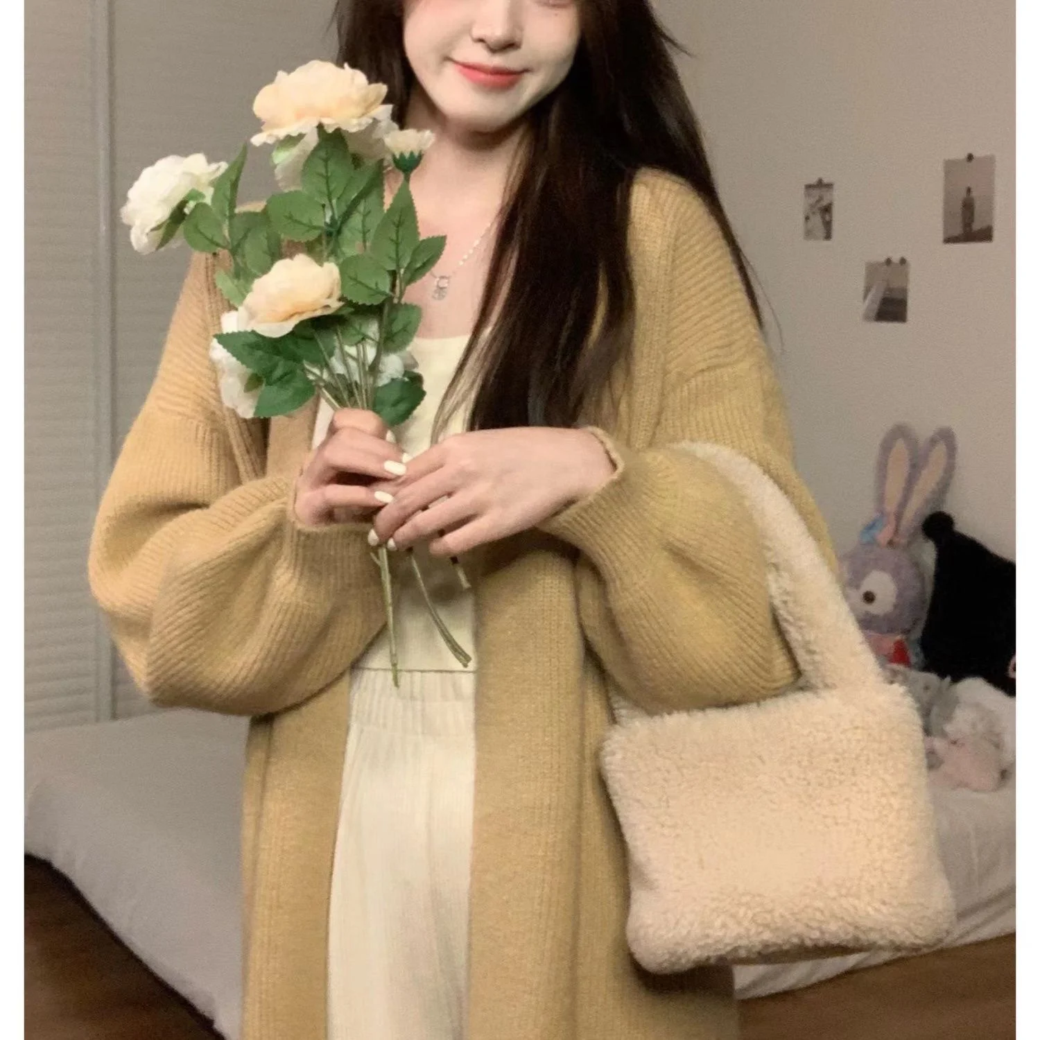 

Женские удлиненные кардиганы на весну: свободный крой, повседневный стиль, эстетичные банты, кружевные вставки, контрастные элементы, приталенный силуэт, фактурная ткань, низкий вырез, в стиле преппи.