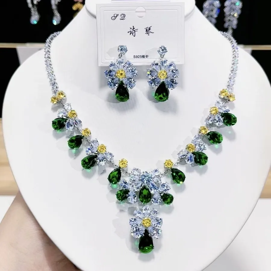 

Женский комплект серег с ожерельем и зеленым цветком циркона 2025г