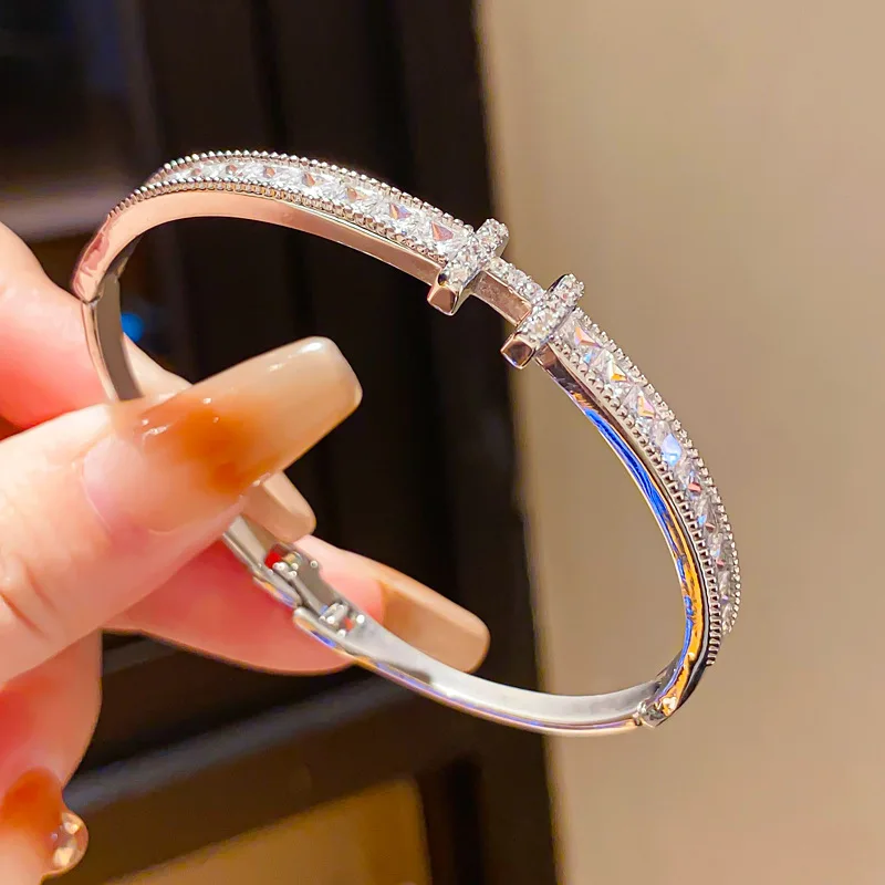 Fashionable and Luxurious Bracelets Suitable for Women to Wear during Casual Outings, Vacations, Dinner Parties, or Large Social Events. Elegant, Timeless, Versatile, and Avant-Garde Accessories