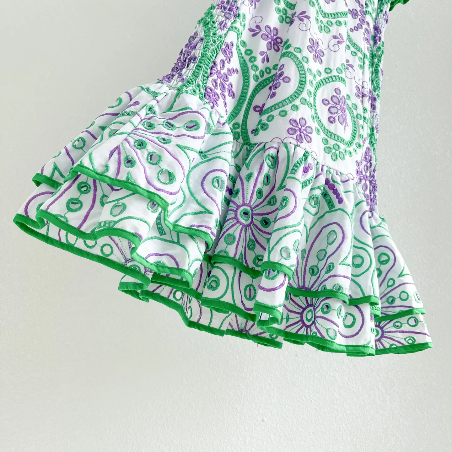 Sukienka damska na wiosnę i lato, dopasowana, elegancka, haftowana, z kwiatowym wzorem, kwadratowy dekolt, bufiaste rękawy, falbana na dole, styl wakacyjny, wysoka jakość.