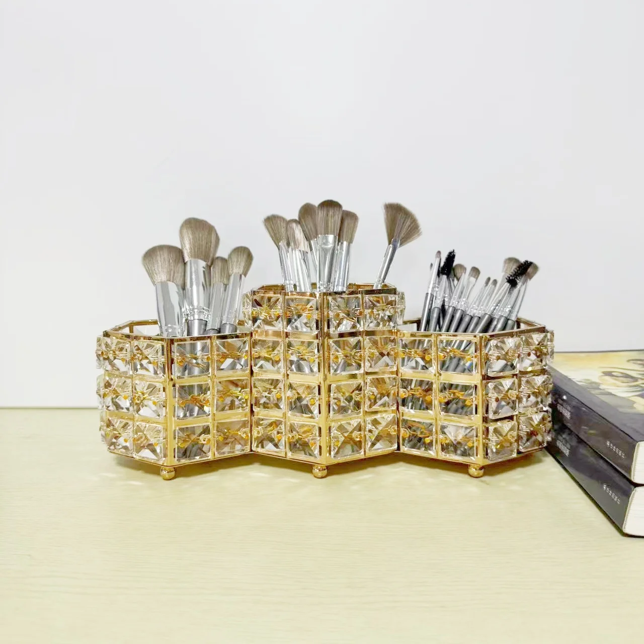 

The metal hexagonal three-layer makeup brush storage box and pen holder are suitable for use in living rooms, desks, office desk