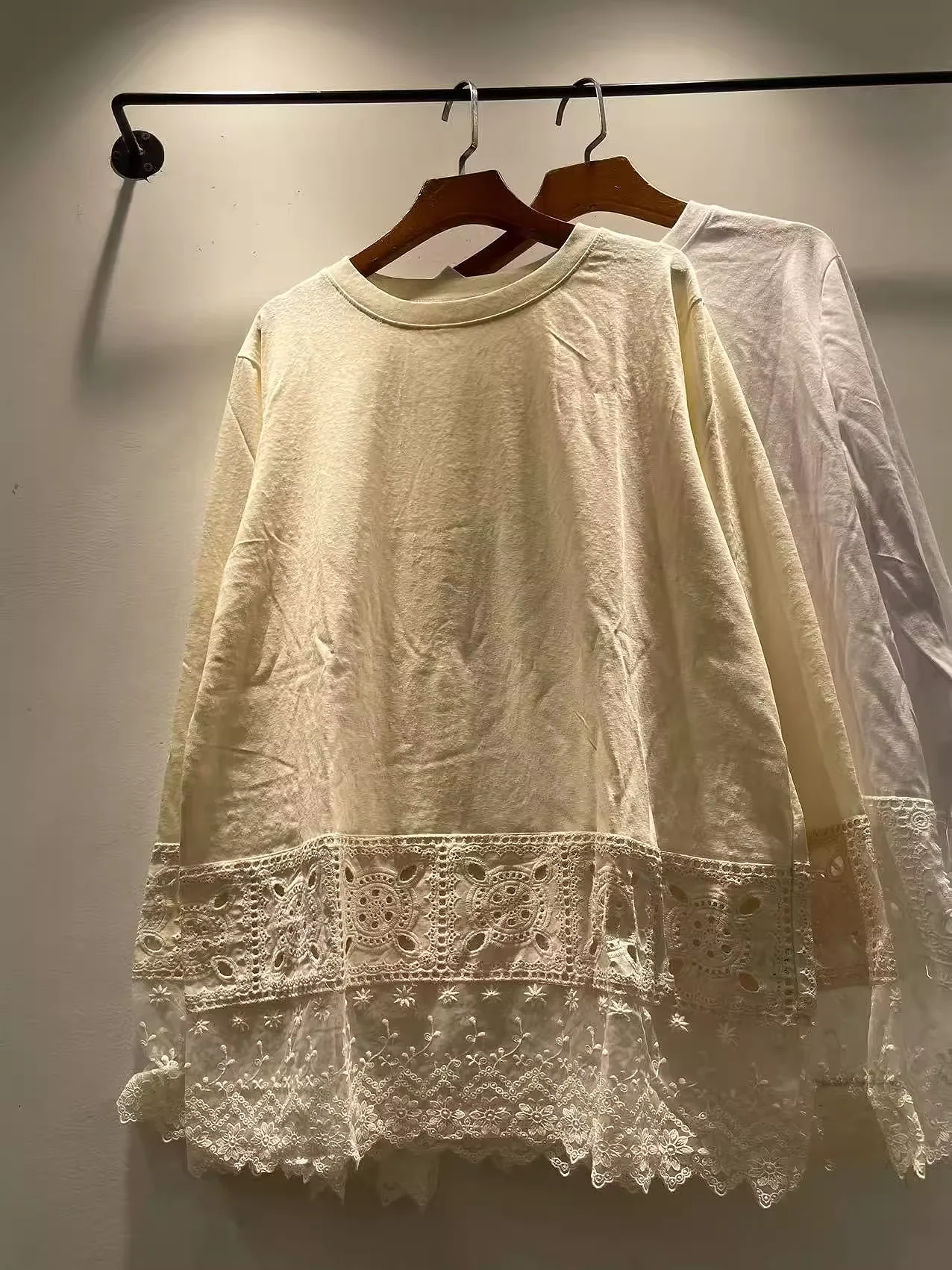 الملابس اليابانية خمر الخريف القطن الأبيض البيج الأزرق الوردي التطريز الجوف خارج المرقعة قمصان طويلة الأكمام بلايز المرأة بولو