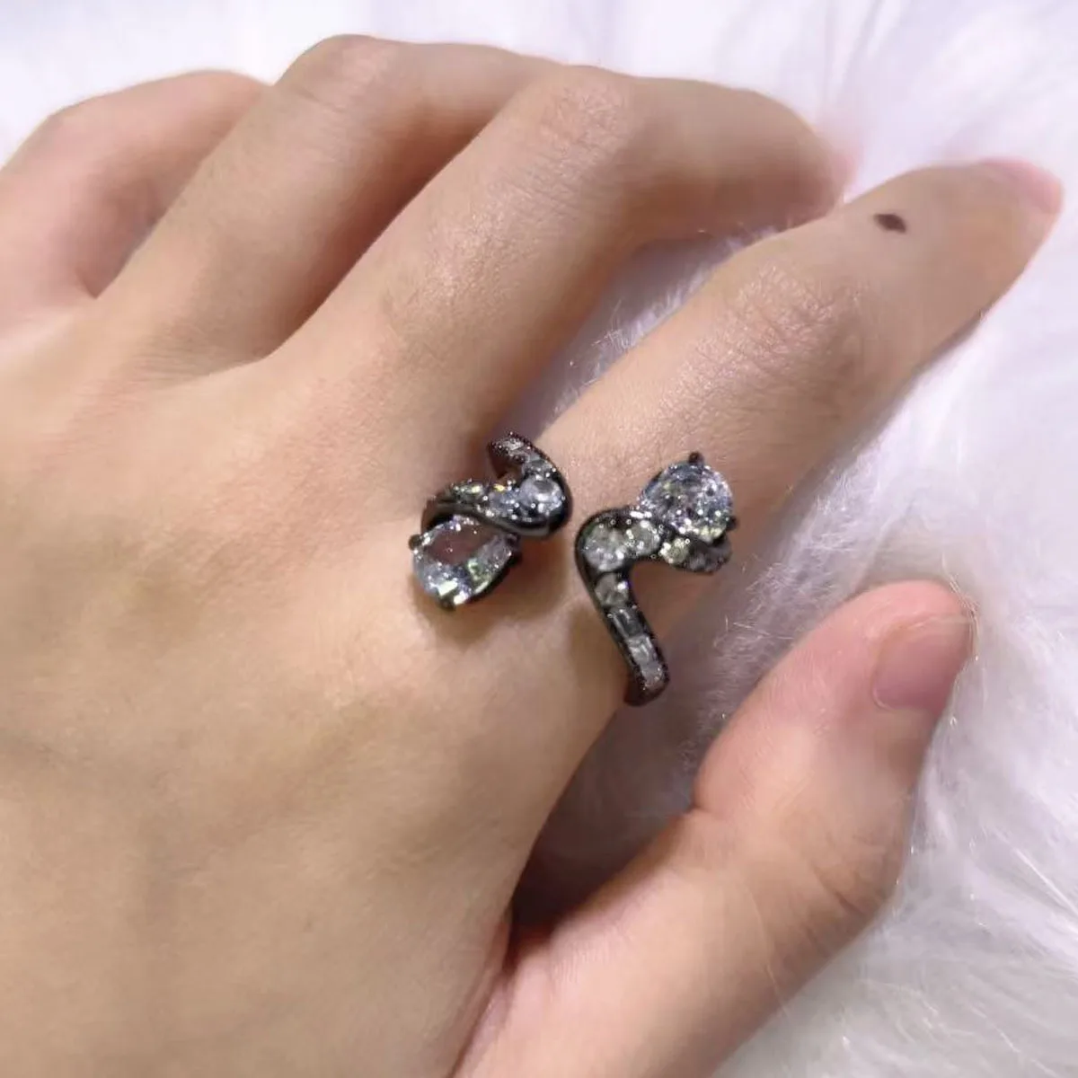 2026 جديد أسود كريستال مجموعات مجوهرات الأسود مخلب على شكل الأذن كليب الأصلي هندسية حلقة قلادة القرط Charms هدية للنساء