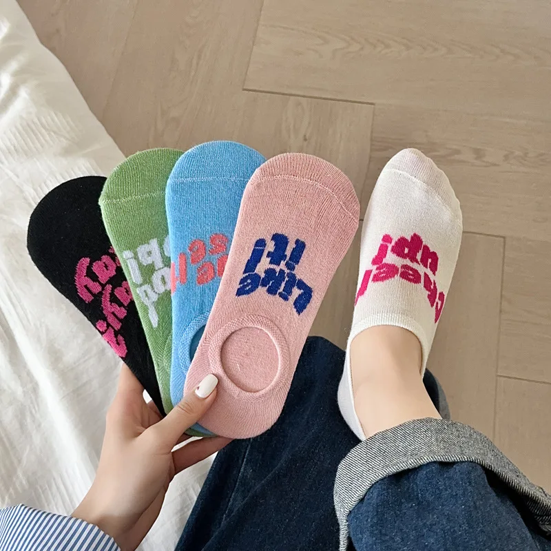 5 أزواج من جوارب القارب النسائية ذات الحروف الملونة الدوبامين ذات الفم الضحل ماصة للعرق جوارب صيفية رفيعة وبسيطة قابلة للتنفس 2026